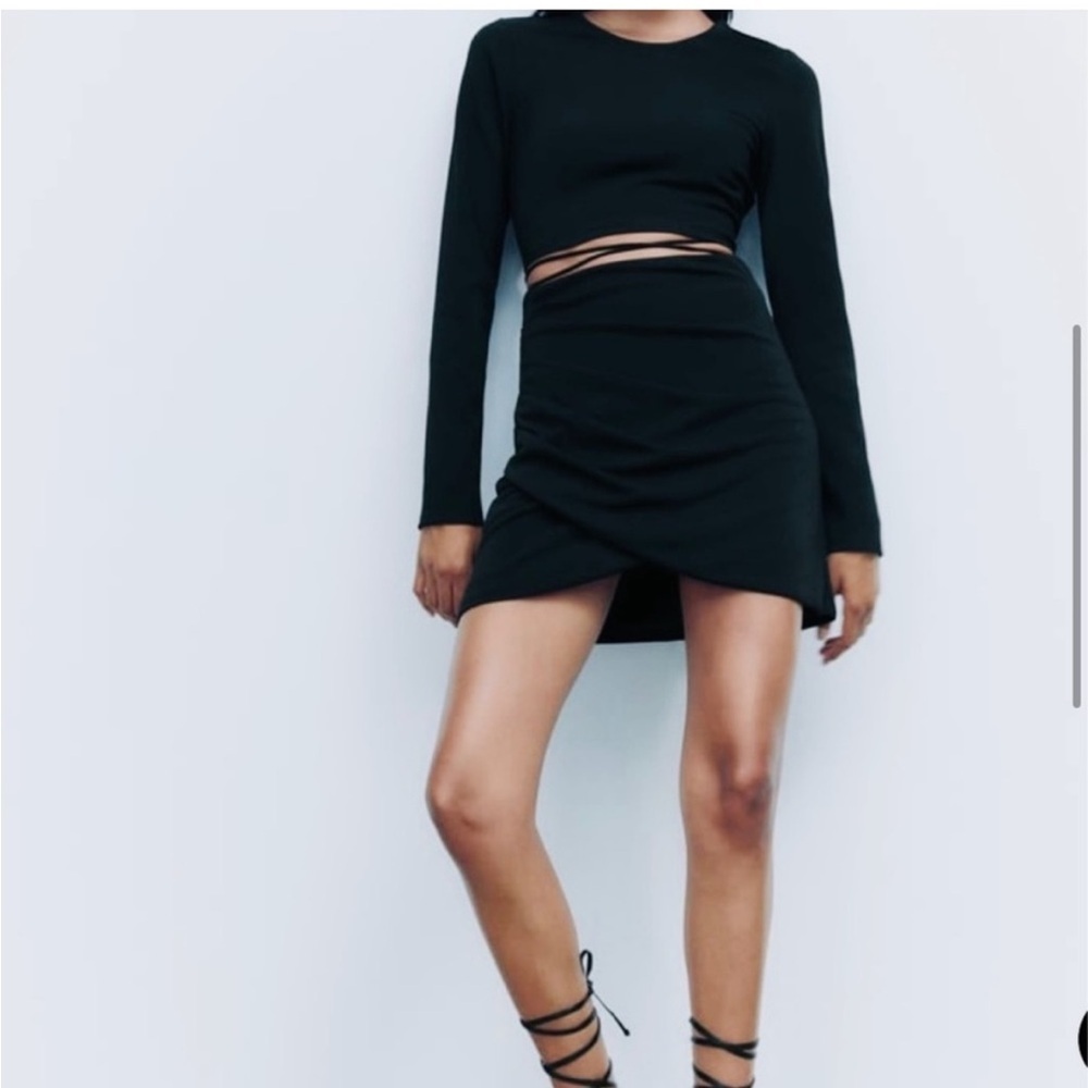 Black Open-Back Long Sleeve Crop Top with Tie Detail - Picture 4 of 11